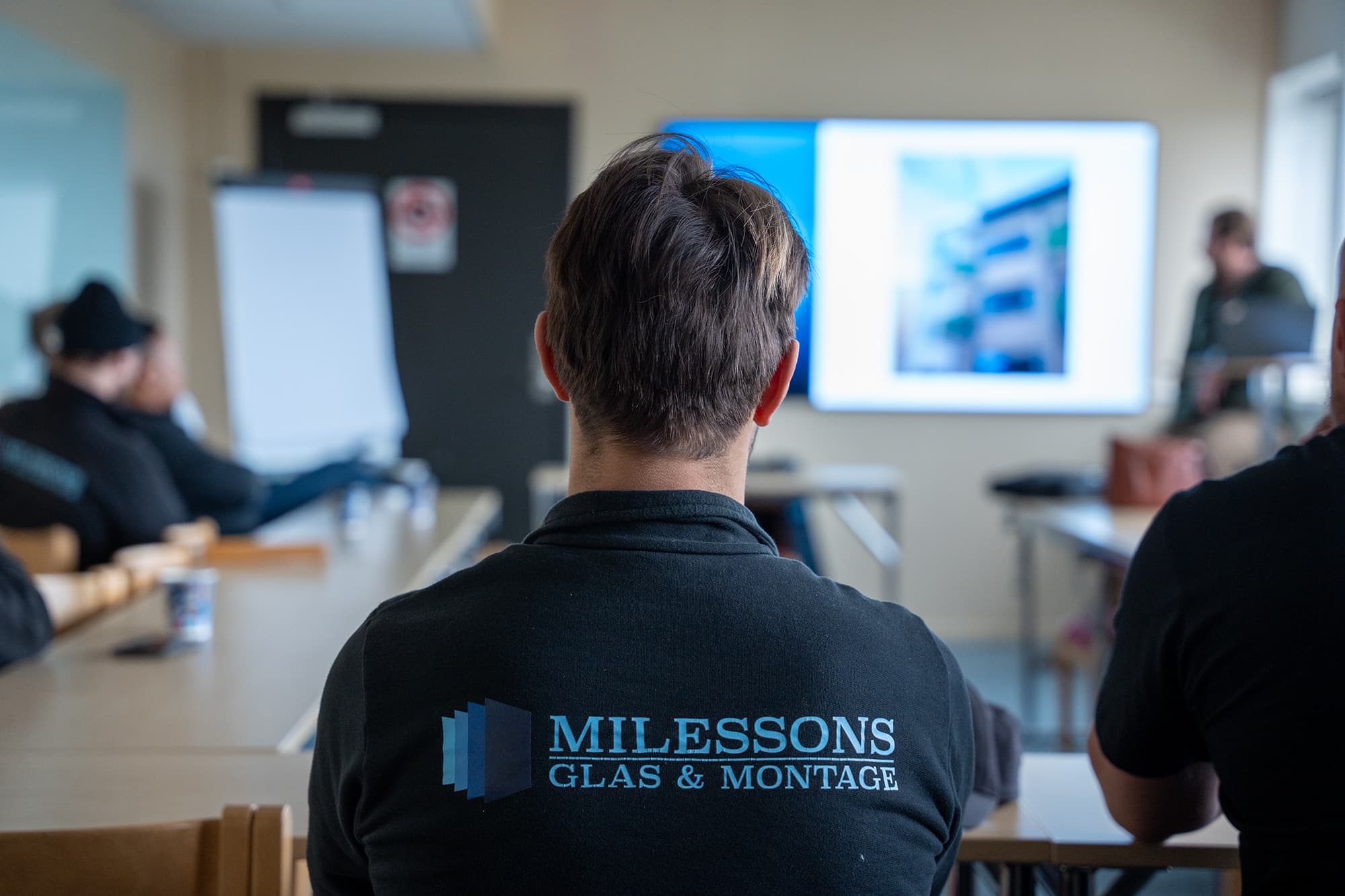 Ett trasigt fönster vill man gärna fixa fortast möjligt, och med vårt flexibla arbetssätt så kan vi spara dig både tid och pengar.